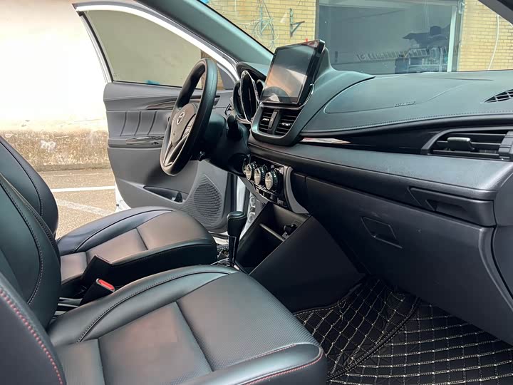 Фото 8 - Toyota Yaris L Hatchback