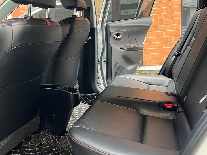 Фото 9 - Toyota Yaris L Hatchback