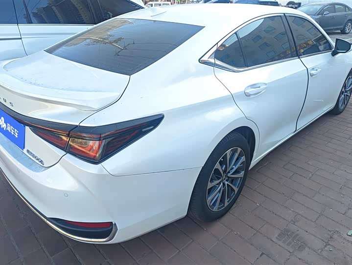 Фото 3 - Lexus ES