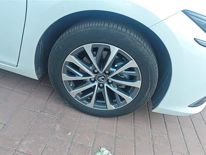 Фото 6 - Lexus ES