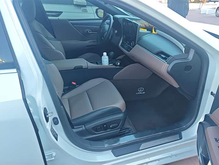 Фото 8 - Lexus ES