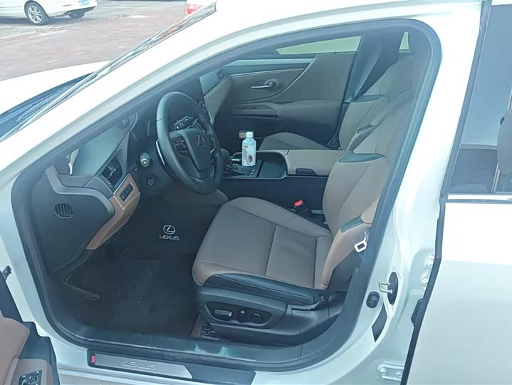 Фото 9 - Lexus ES