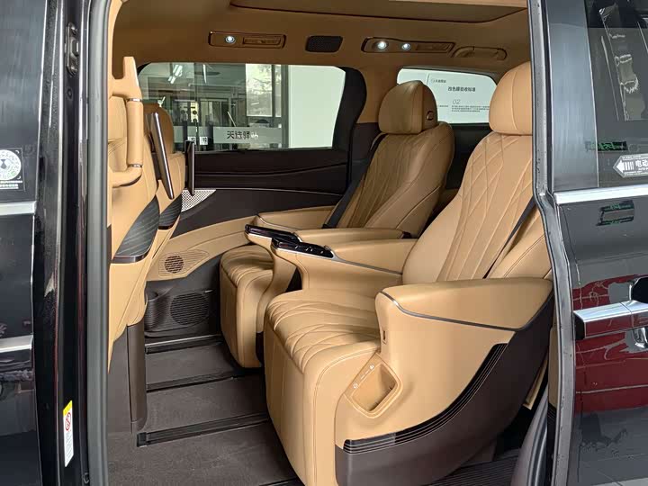 Фото 5 - Denza D9