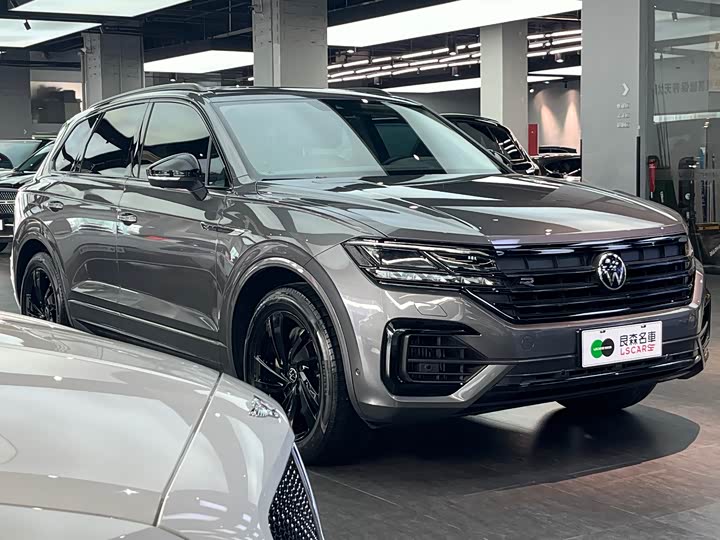 Фото 3 - Volkswagen Touareg