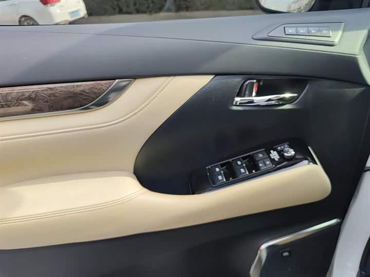 Фото 5 - Toyota Vellfire