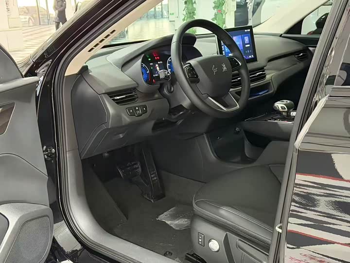 Фото 4 - Hongqi E-QM5