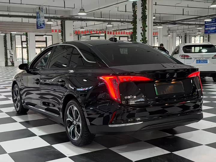 Фото 9 - Hongqi E-QM5