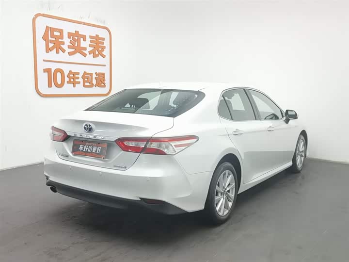 Фото 2 - Toyota Camry