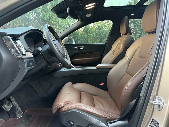 Фото 9 - Volvo XC60