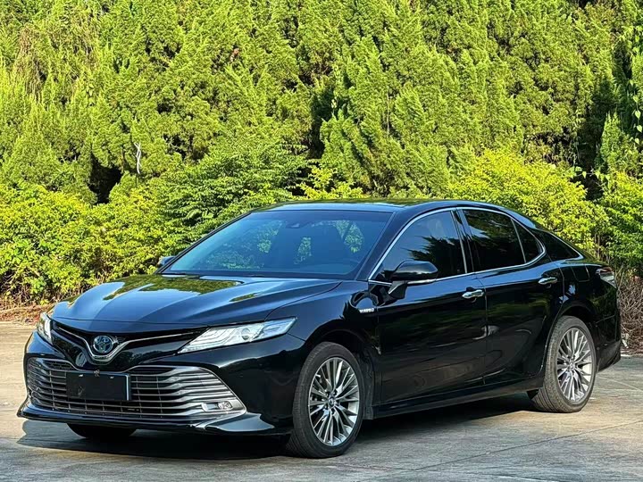 Фото 1 - Toyota Camry