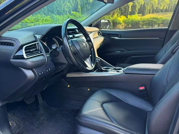 Фото 4 - Toyota Camry