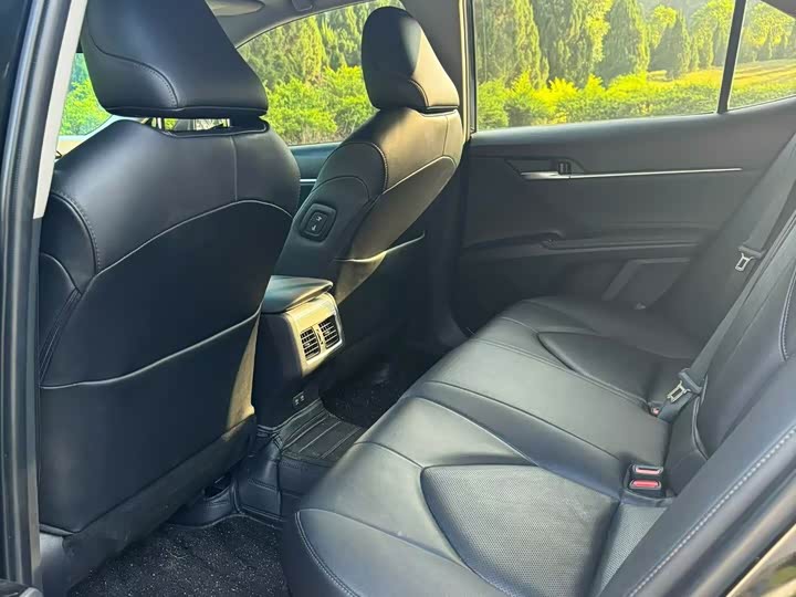 Фото 5 - Toyota Camry