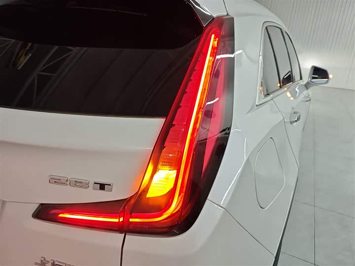Фото 8 - Cadillac XT4