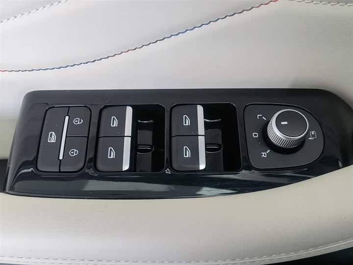 Фото 9 - Geely Monjaro