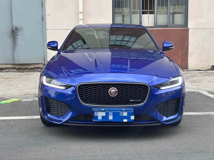 Фото 2 - Jaguar XE L