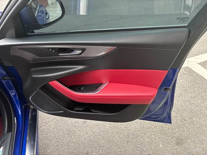 Фото 6 - Jaguar XE L