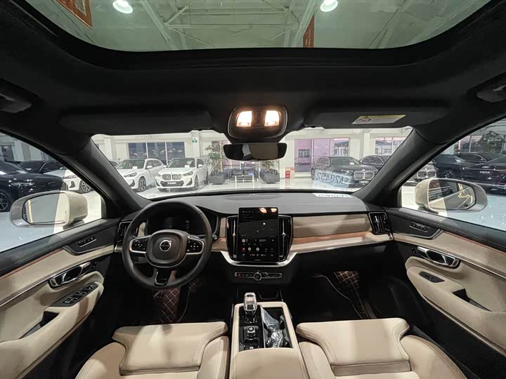 Фото 9 - Volvo XC90