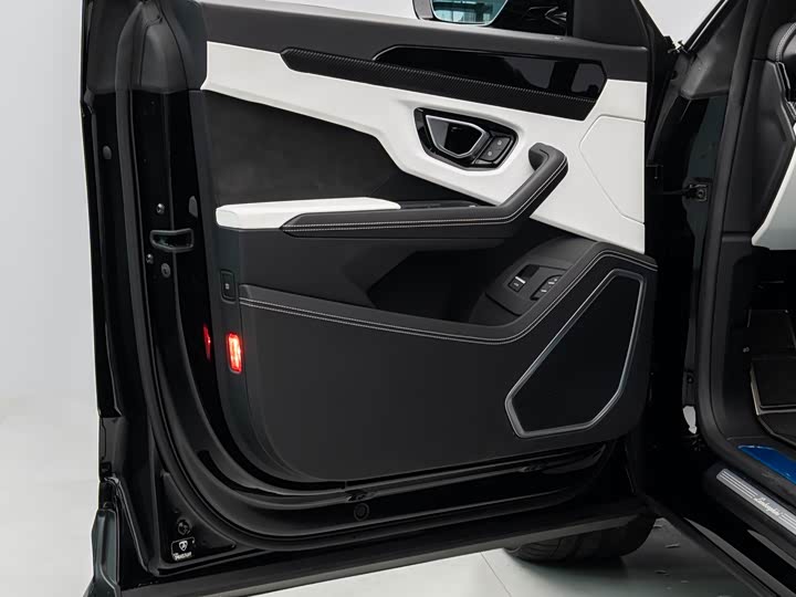 Фото 4 - Lamborghini Urus