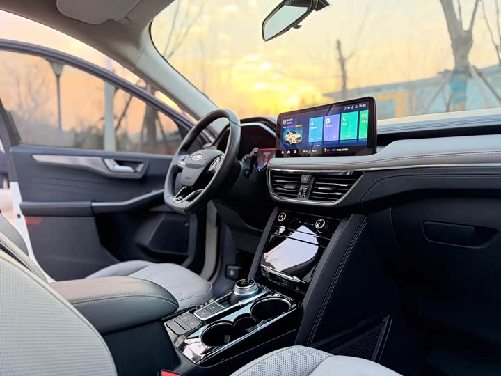 Фото 8 - Ford Escape