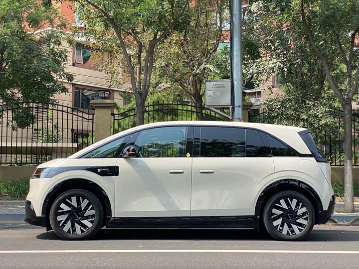 Фото 2 - Zeekr Mix