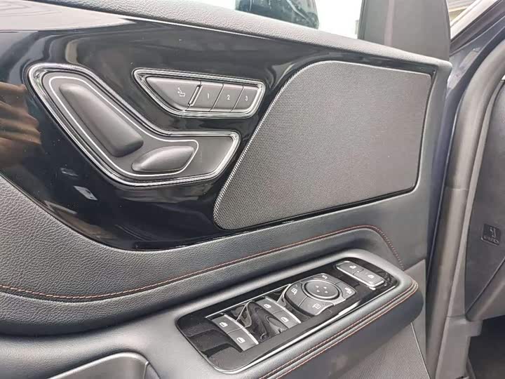 Фото 5 - Lincoln Aviator