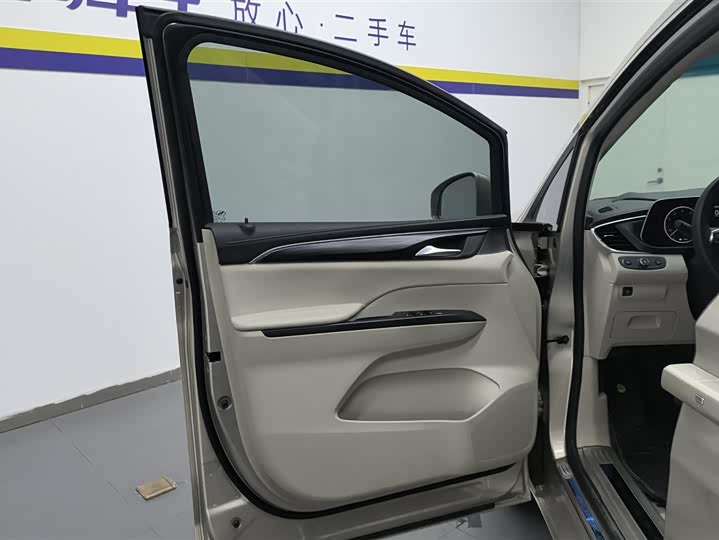 Фото 7 - Buick GL8 ES