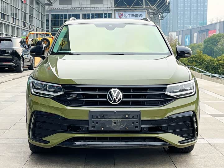 Фото 2 - Volkswagen Tiguan L Pro