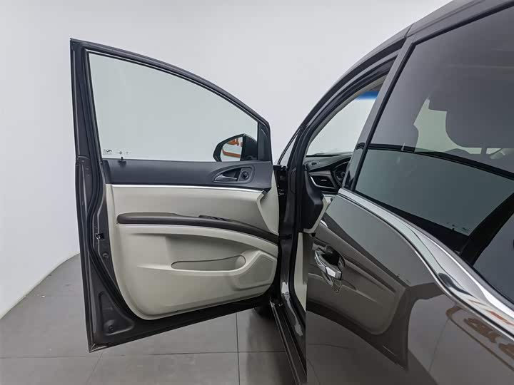 Фото 8 - Buick GL8 ES