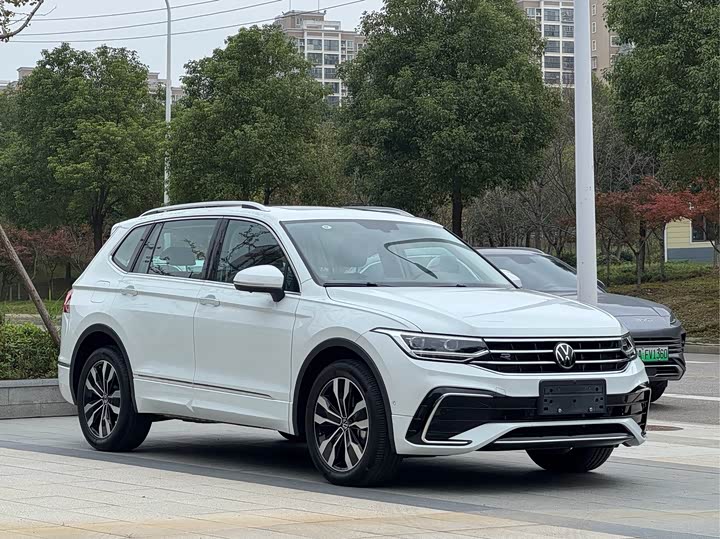 Фото 3 - Volkswagen Tiguan L Pro