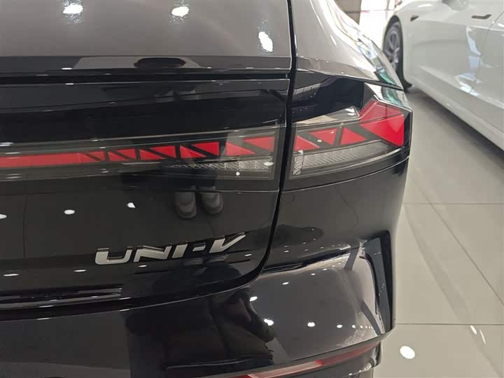 Фото 8 - Changan UNI-V