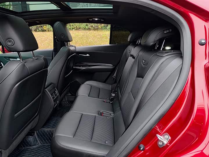 Фото 8 - Cadillac XT4