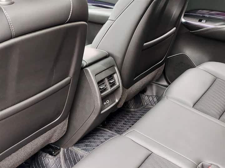 Фото 9 - Cadillac XT4