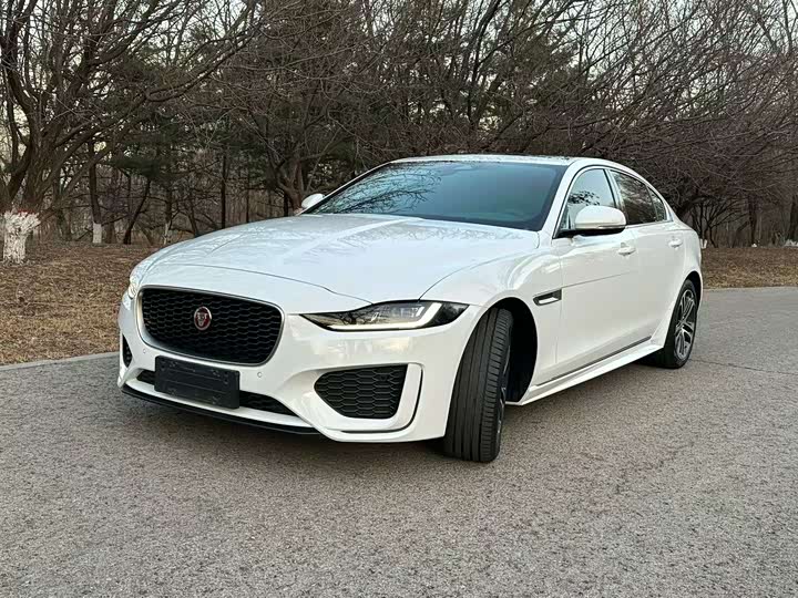 Фото 1 - Jaguar XE L