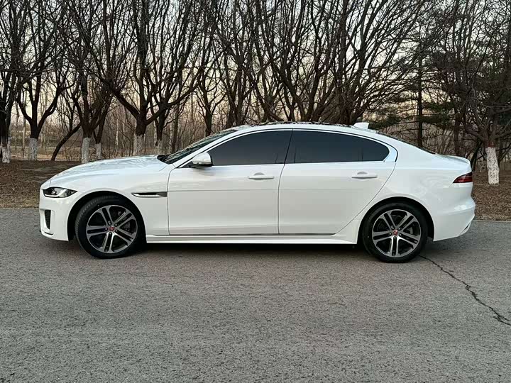 Фото 3 - Jaguar XE L