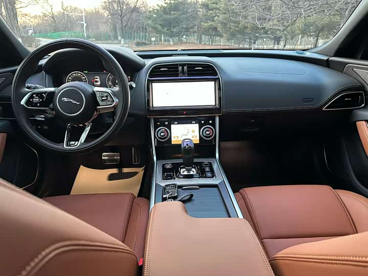 Фото 4 - Jaguar XE L