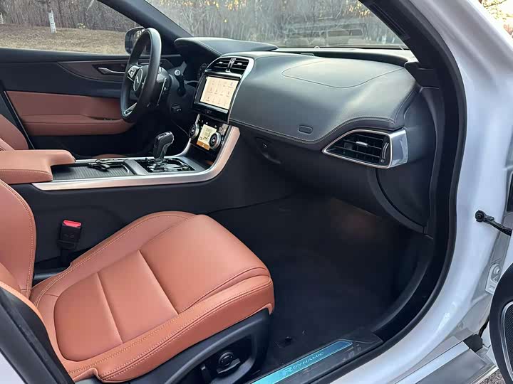 Фото 6 - Jaguar XE L