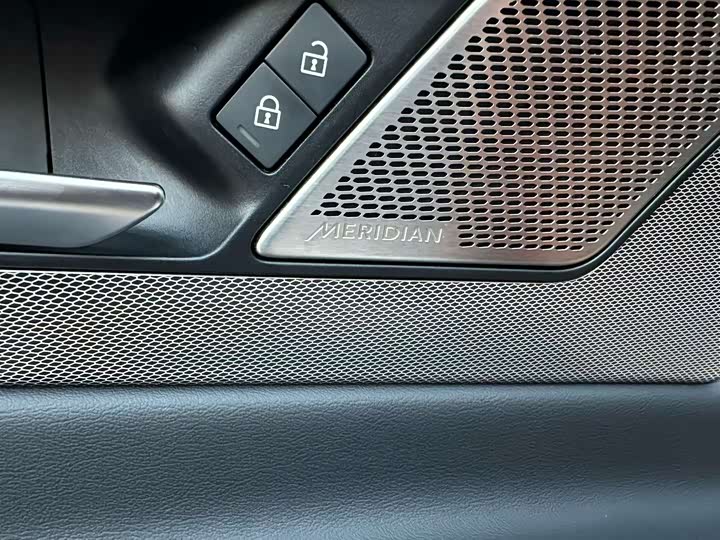 Фото 8 - Jaguar XE L