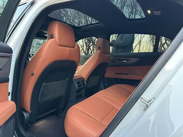 Фото 9 - Jaguar XE L