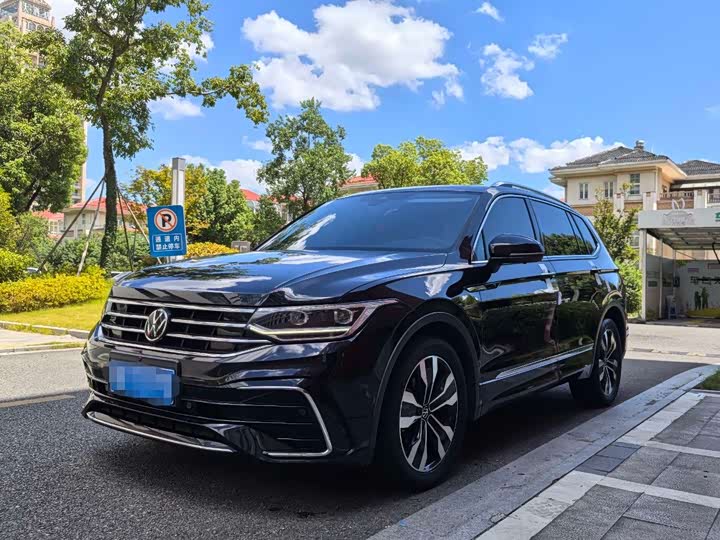 Фото 1 - Volkswagen Tiguan L Pro