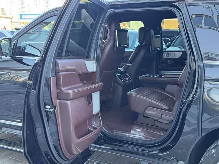 Фото 6 - Lincoln Navigator