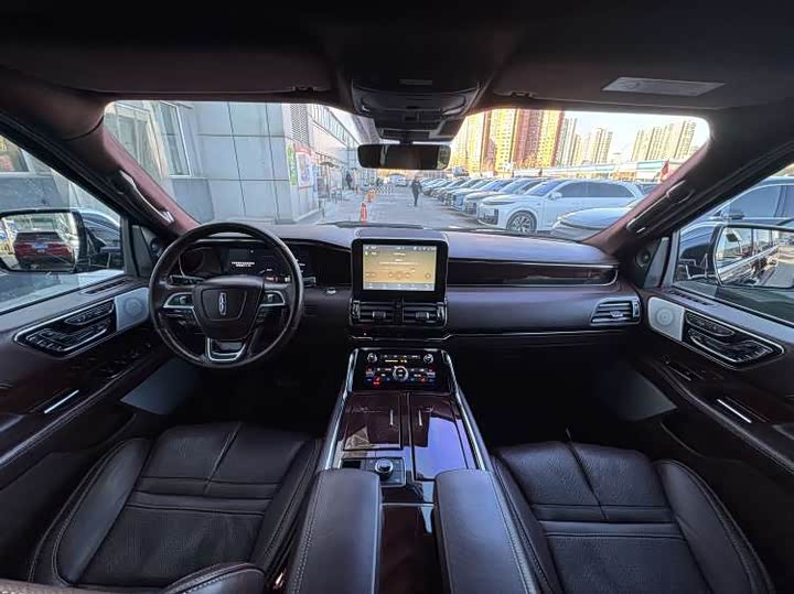 Фото 7 - Lincoln Navigator