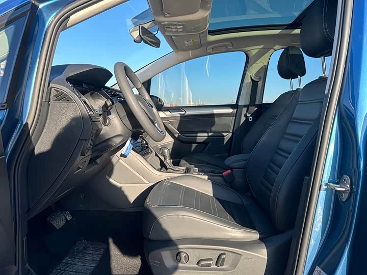 Фото 4 - Volkswagen Touran L