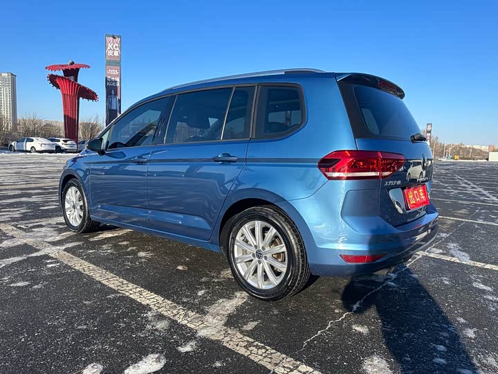 Фото 8 - Volkswagen Touran L