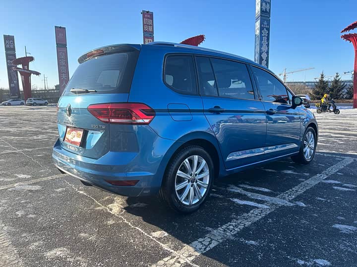 Фото 9 - Volkswagen Touran L