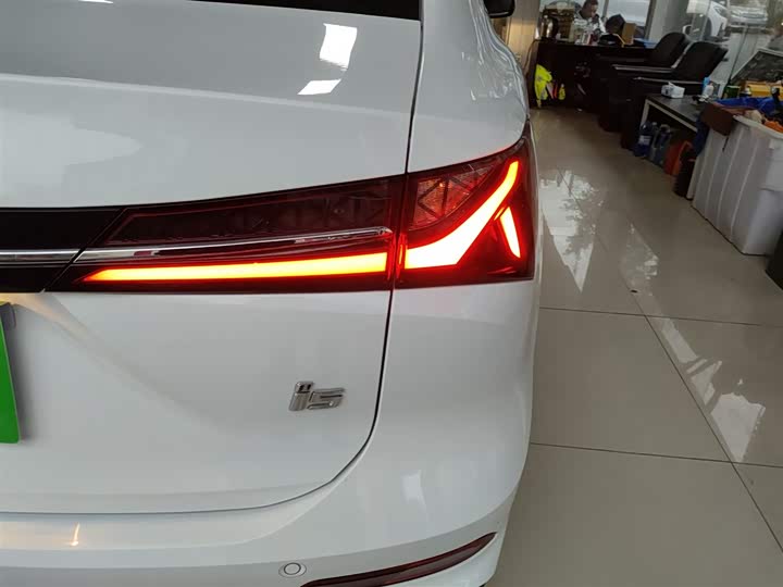 Фото 8 - Roewe i5