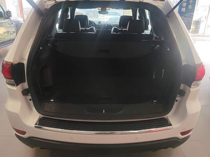 Фото 4 - Jeep Grand Cherokee