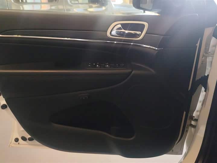 Фото 7 - Jeep Grand Cherokee