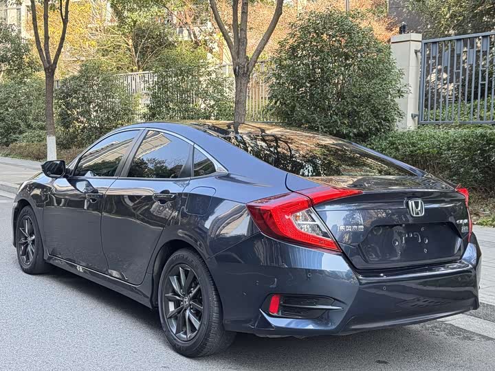 Фото 8 - Honda Civic