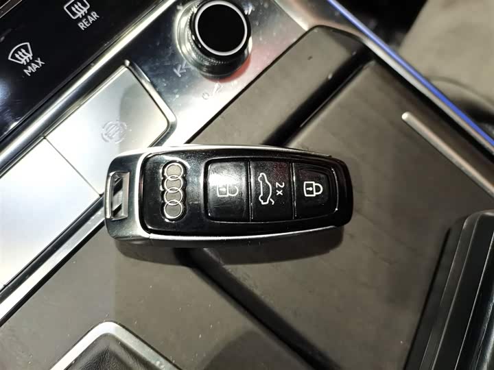 Фото 9 - Audi A6L