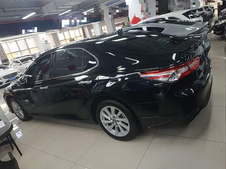 Фото 5 - Toyota Camry